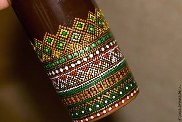 Botella de pintura en estilo africano.