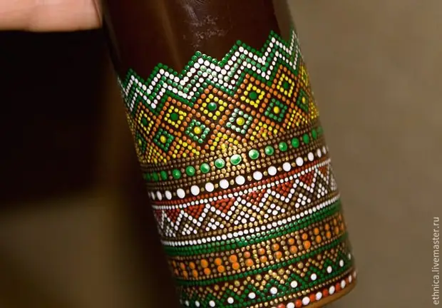 Botella de pintura en estilo africano.