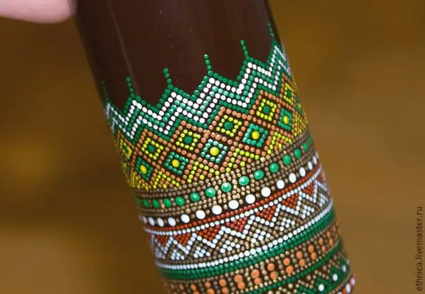 Bouteille de peinture dans le style africain