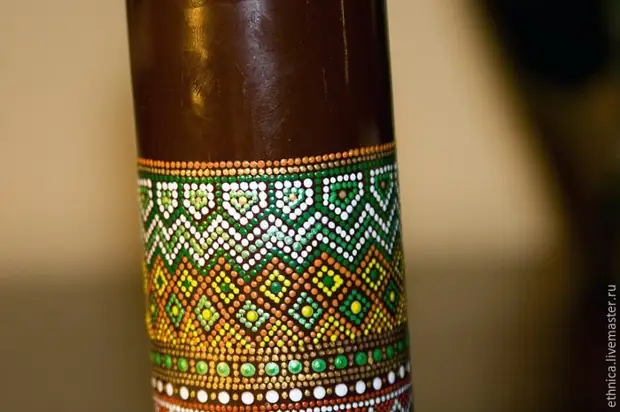 Botella de pintura en estilo africano.