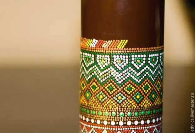 Bouteille de peinture dans le style africain