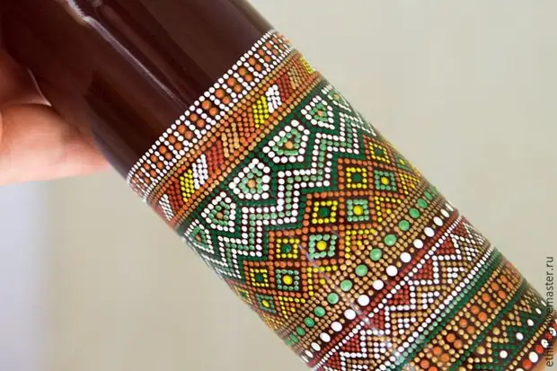 Botella de pintura en estilo africano.