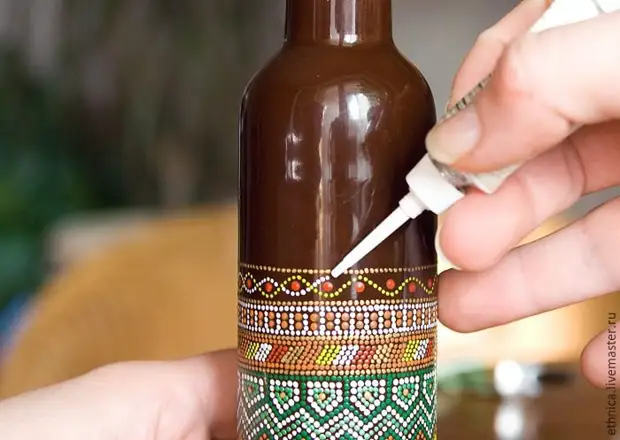 Botella de pintura en estilo africano.