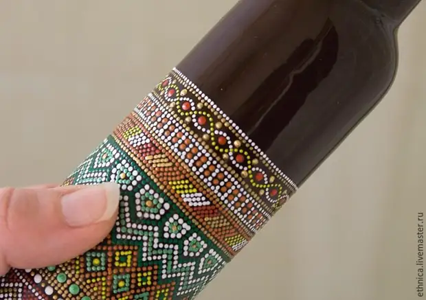 Botella de pintura en estilo africano.