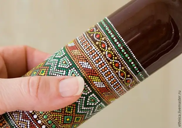 Botella de pintura en estilo africano.