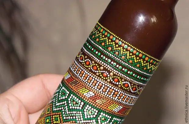 Bouteille de peinture dans le style africain