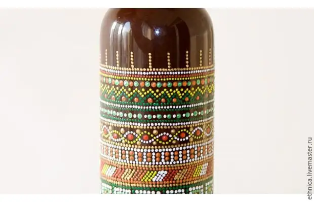 Botella de pintura en estilo africano.