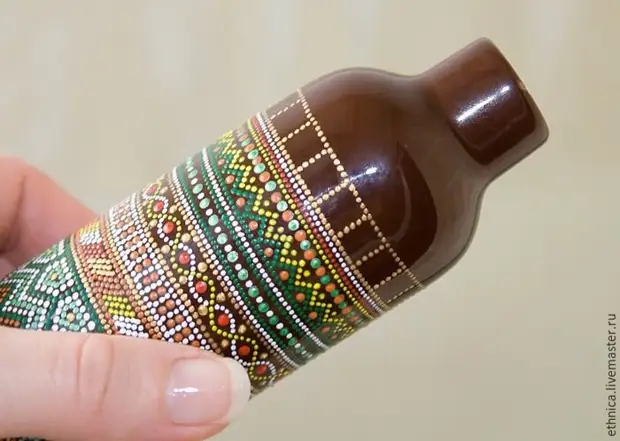 Botella de pintura en estilo africano.