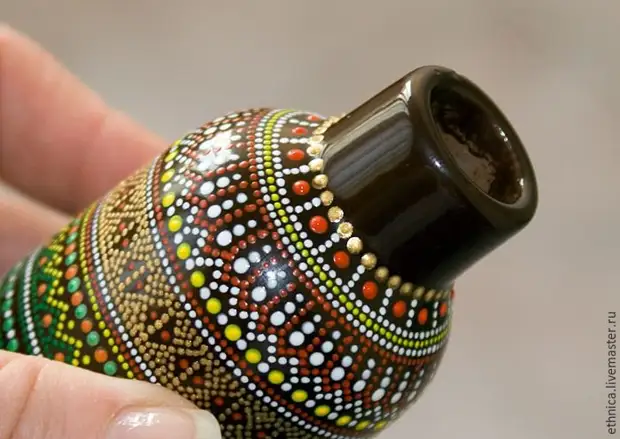 Botella de pintura en estilo africano.