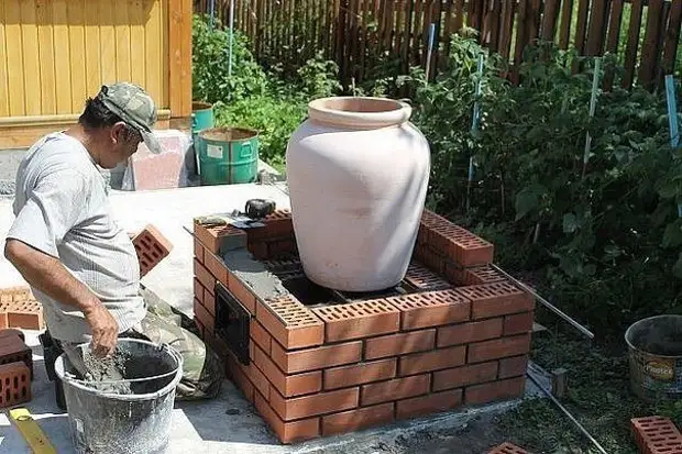 Tandoor stationnaire dans le pays avec leurs propres mains