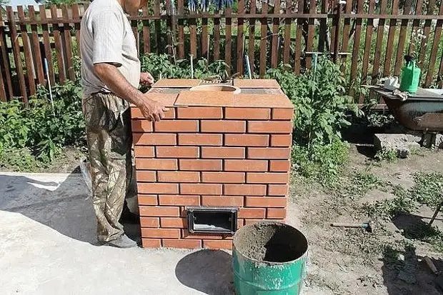 Stáiseanóireacht tandoor sa tír lena lámha féin