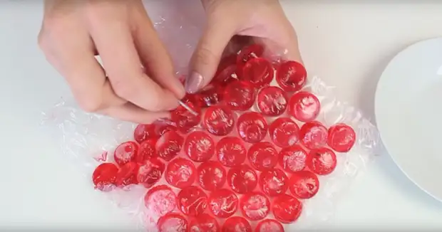 Caramelle di gelatina fatte di film a bolle - facile!