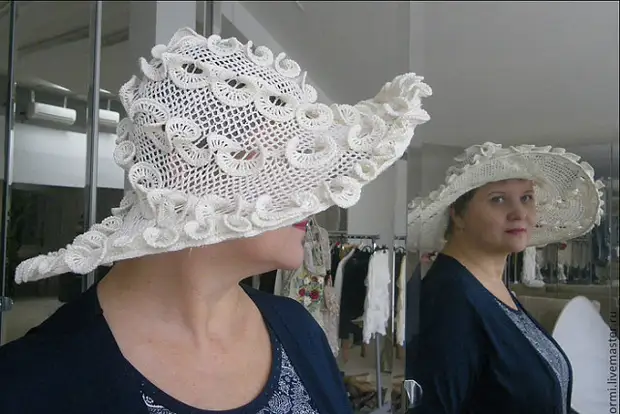 Tuan yang luar biasa dari Moskow menciptakan topi rajutan kecantikan yang luar biasa!
