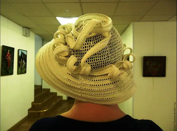 سيد رائع من موسكو يخلق القبعات الجمال غير العادية محبوك!