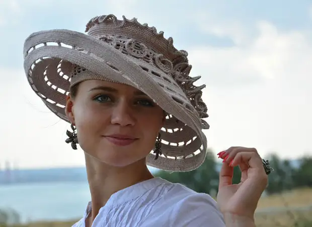 Moskova'dan harika bir usta olağanüstü bir güzellik örme şapka yaratıyor!
