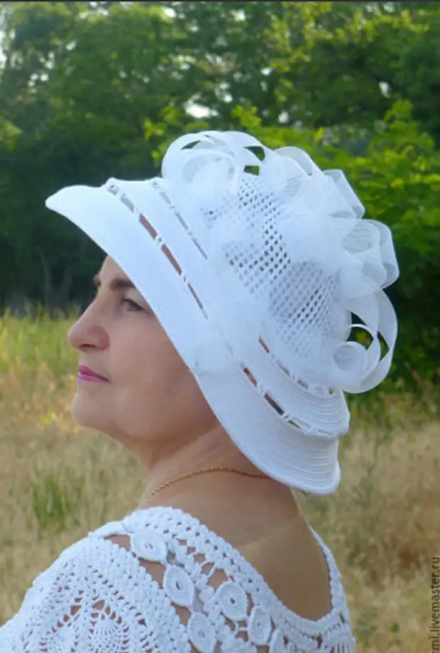 Brīnišķīgs meistars no Maskavas rada ārkārtas skaistumu trikotāžas cepures!