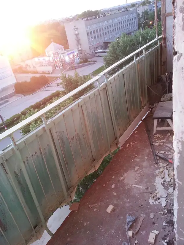 I-Balcony ngaphambi nangemva kwalokho. Isipiliyoni somuntu siqu