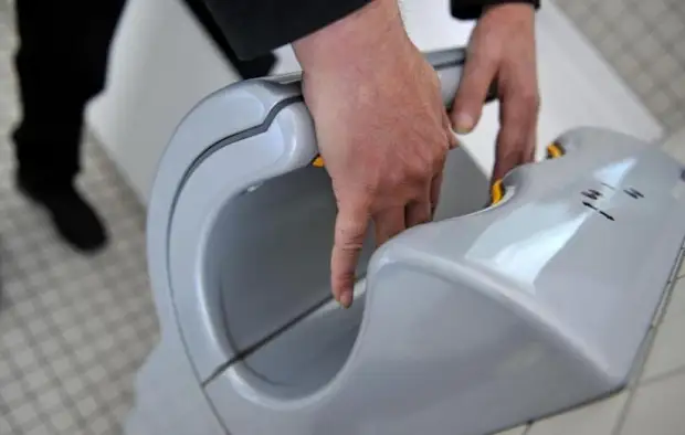 Electric hand dryer