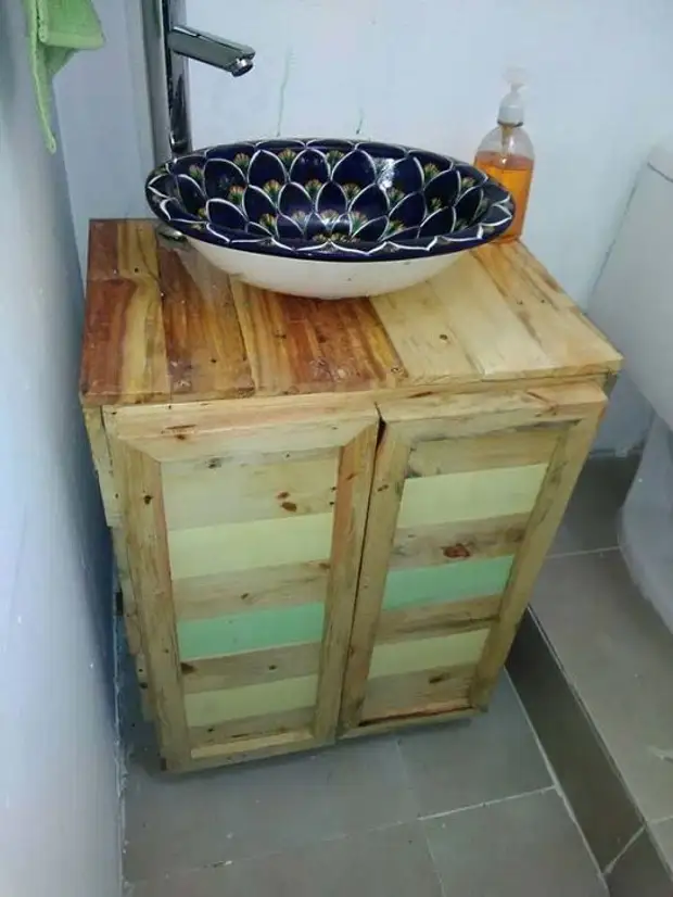 Awọn iṣẹ-iṣẹ lati pallets ni ara baluu rustic