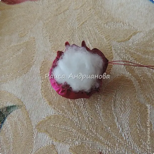 Trebat će: traka u boji trešnje (5 cm) za bobice, zelenu vrpcu (2,5 cm i 0,6 cm) za lišće i manžete, niti Moulin za grančice. Fotografija 3.