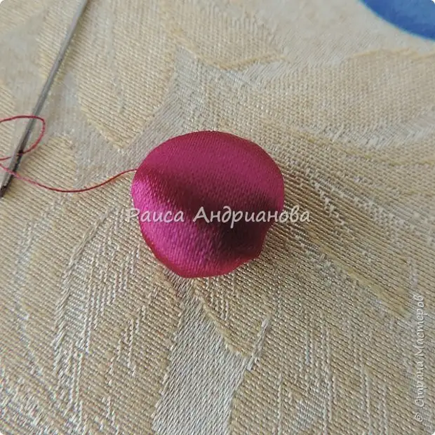 Kakailanganin ito: isang kulay-kulay na tape (5cm) para sa berries, isang berdeng laso (2.5 cm at 0.6cm) para sa mga dahon at cuffs, thread moulin para sa twigs. Larawan 4.