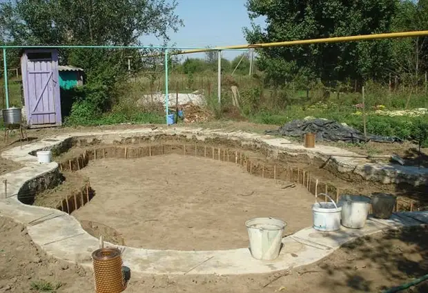 Зуны зуслангийн байшингийн үзэсгэлэнт усан сан нь өөрийн гараараа