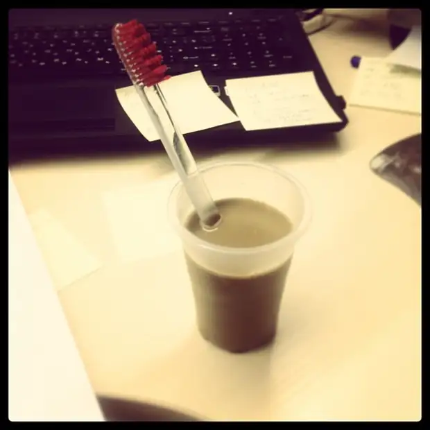 Por la mañana, nada puede interferir con beber un vaso de café bien hecho, broma, pensamiento, humor