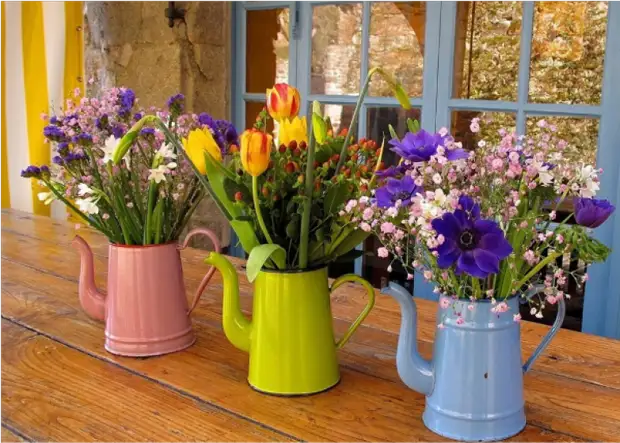 Vytvorte vázy pre farby z toho, čo je po ruke