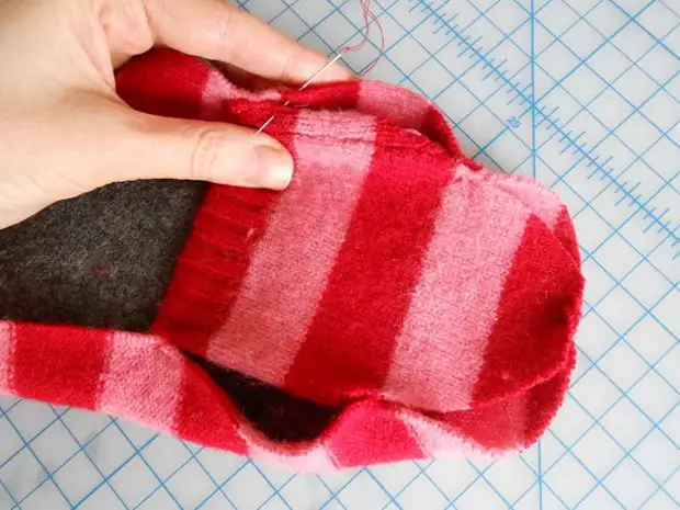 Bagaimana untuk membuat sandal dari sweater lama