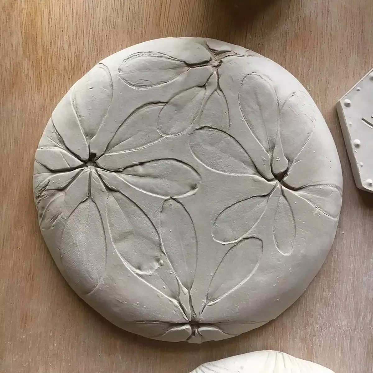 Keramika na may mga pattern na nilikha ng kalikasan: needlework instagram linggo