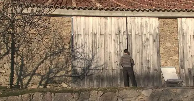 Dan Guy jgħix mal-familja tiegħu fi barn abbandunat. Meta fetaħ il-bieb, I miżbugħa!