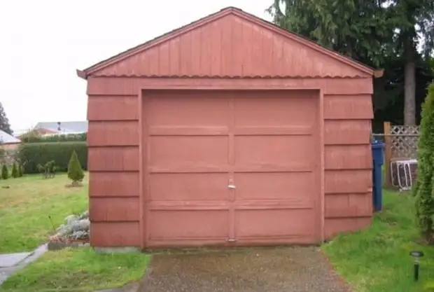 Die meisie het die garage in 'n gesellige huis herbou