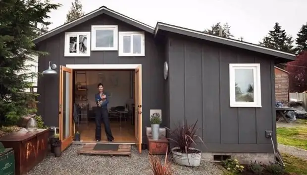 A garota reconstruiu a garagem em uma casa aconchegante