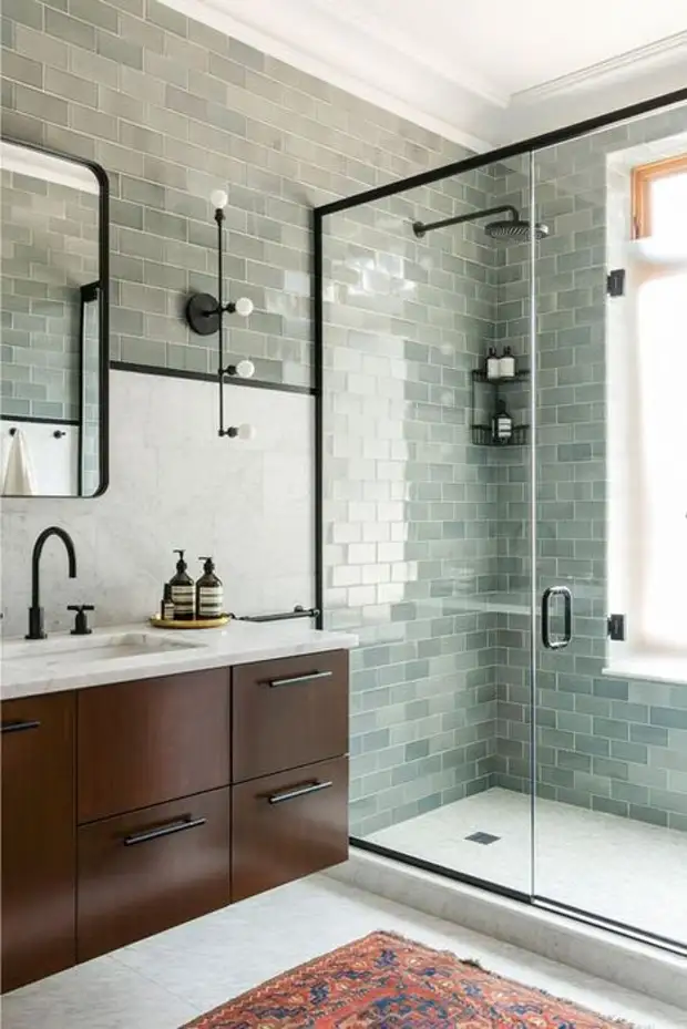 Azulejo gris en ducha orientada