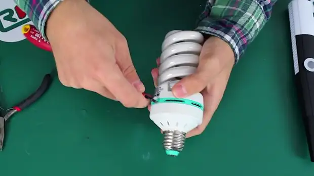 Udělejte lucernu z rozbité žárovky