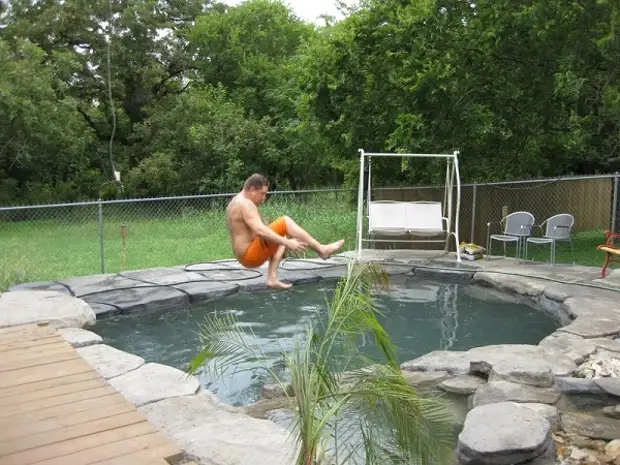 Плуване в басейна