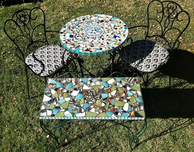 Mosaïek in die tuin met hul eie hande