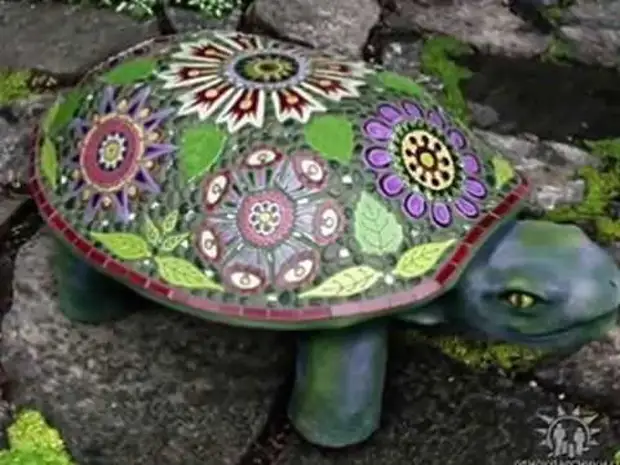 Mosaïque dans le jardin avec ses propres mains