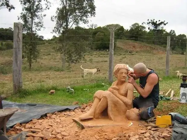 Kamniti skulpturo sami
