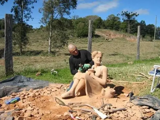 Kamniti skulpturo sami