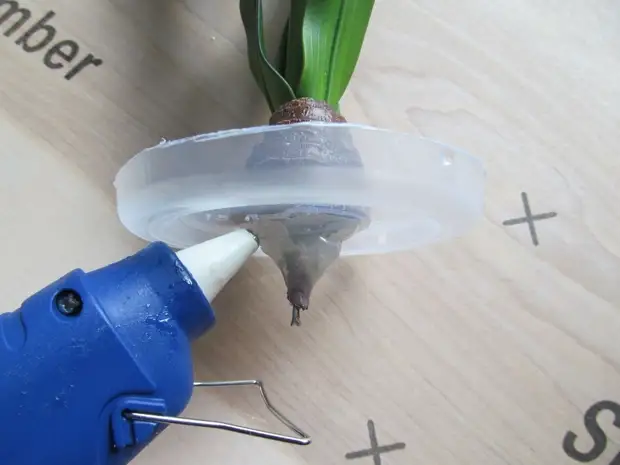 How to make a cache in a flower pot