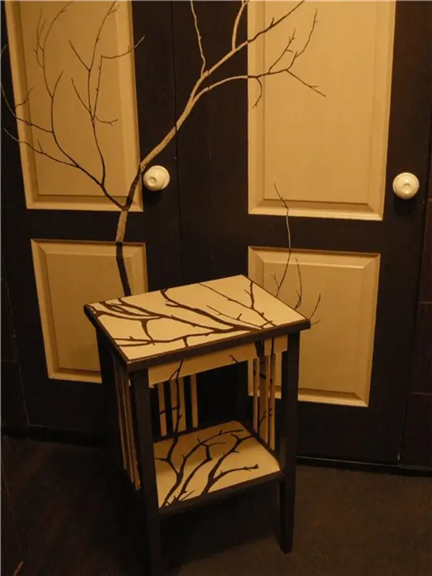 Arbres d'art sur des meubles