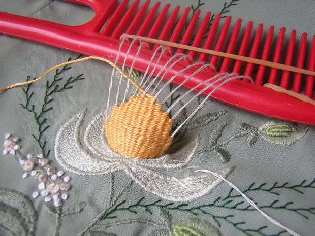 Broderie ... sur un peigne!