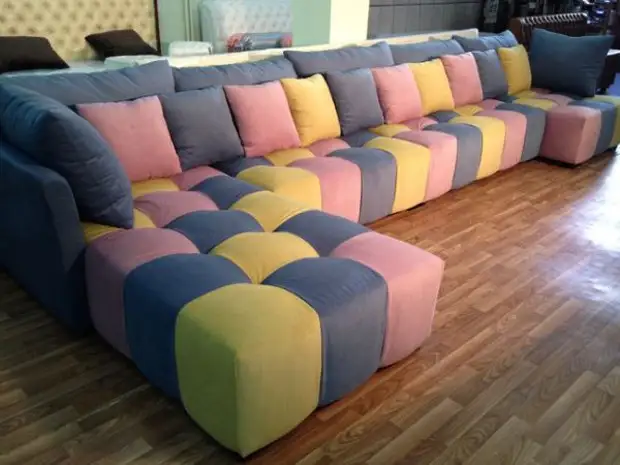 Sofa di Nursery dari pluralitas bantal: instruksi langkah demi langkah sederhana