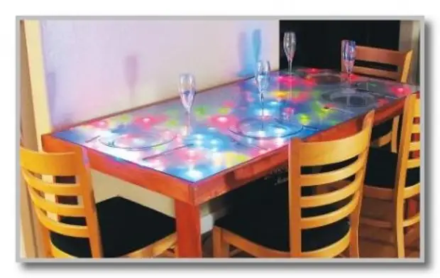 Table sa Backlit Kitchen