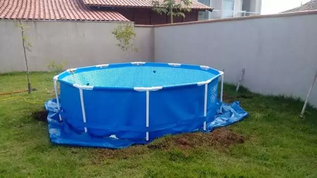 Unha idea negra da piscina orzamentaria no xardín