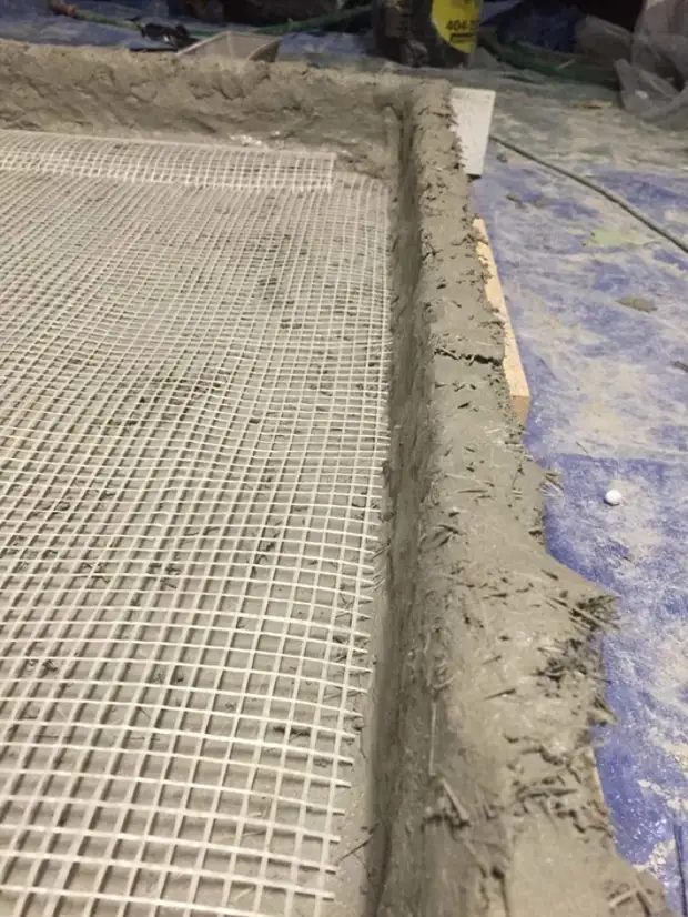 Kiel igi betonon en impresa kafo-tablo