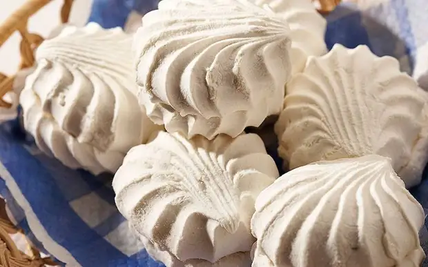 As de Marshmallows yn it pakket fusearje, moatte jo in bytsje stivens tafoegje en skodzje. As resultaat is de Marshmallow loskeppele.