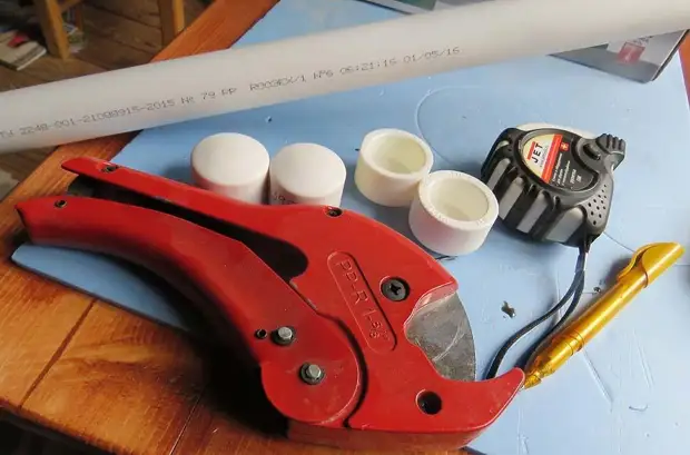شمشیربازی برای بوته ها از بقایای لوله های پلاستیکی