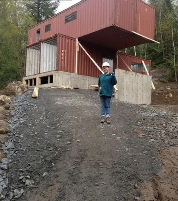 女性は古い容器から家を建てました、そしてそれはあなたがクロールさせるでしょう！